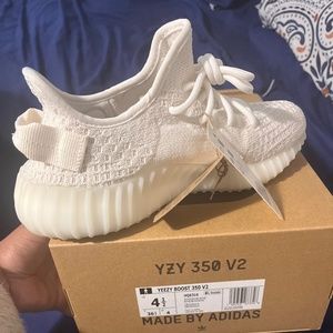 Size 6 womens/ 4.5 mens Yeezy 350